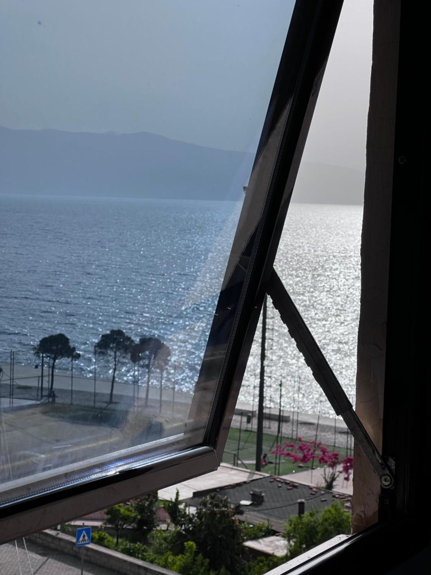 Hotel Lungomare Vlore Bagian luar foto