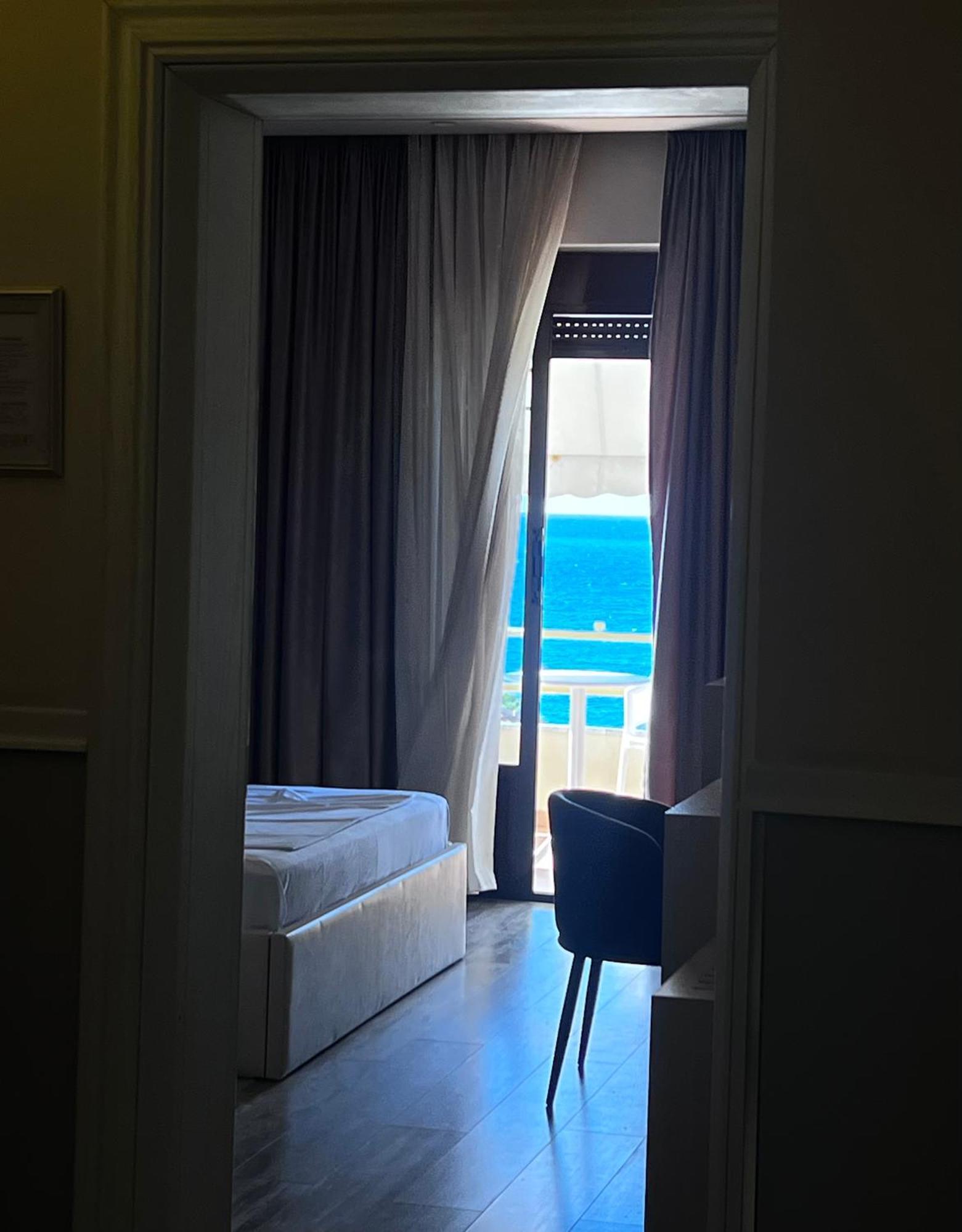 Hotel Lungomare Vlore Bagian luar foto